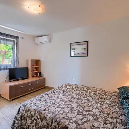 Апартаменты Beautiful In With Wifi Пула