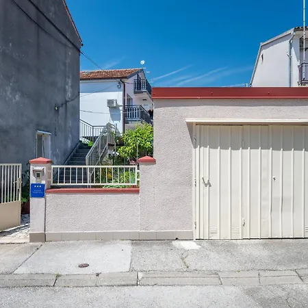 1 Bedroom Beautiful Apartment In Pula *