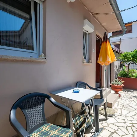 Apartment 1 Bedroom Beautiful Apartment In Pula *